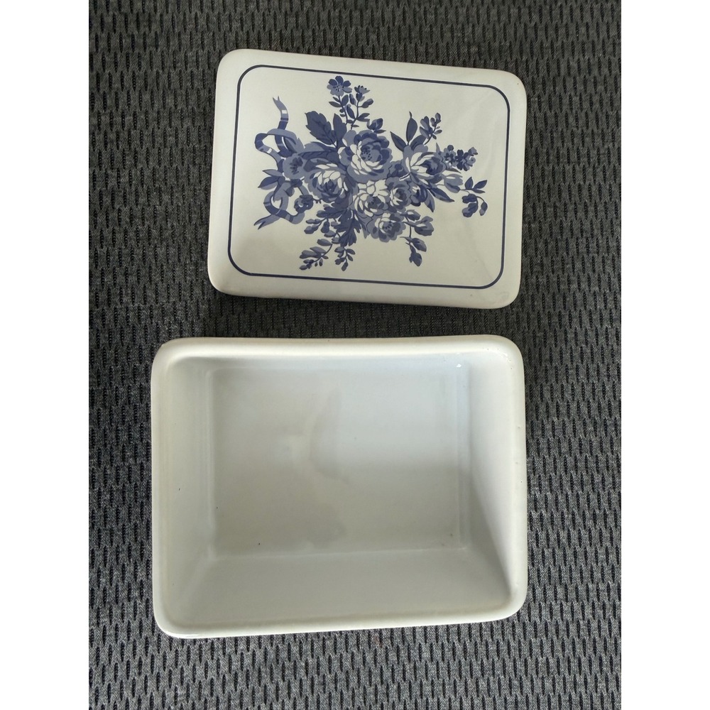 Vintage Blue White Floral Ceramic Trinket Box Plaid Sides Jewelry Keepsake Lid - Picture 7 of 17